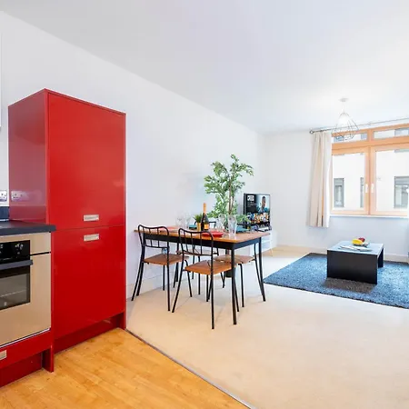 Two Bed - Parking - City Centre - Netflix - 81um Apartment *